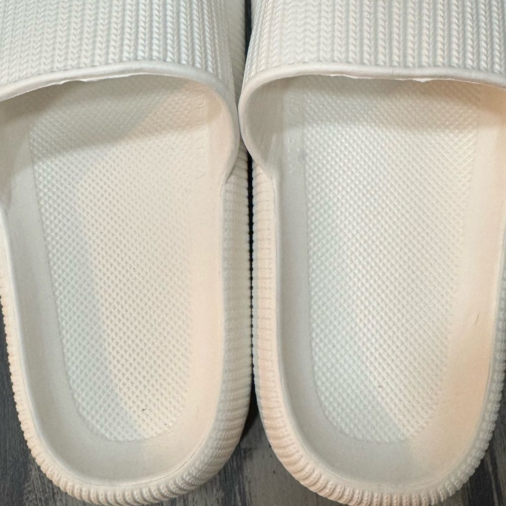 The Original Cloudies Women’s Size 9.5-10    Viral Tik Tok Comfort Slides - Picture 4 of 10
